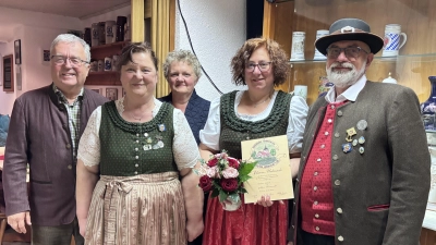 Von links nach rechts: Bürgermeister Toni Dutz, 1. Vorstand Sabine Brabec, 2. Vorstand Silke Wolfrum, Monika Lauton sowie Gerhard Brabec. Monika Lauton wurde für 40 Jahre Vereinszugehörigkeit geehrt, der ehemalige Vorstand Gerhard Brabec zum Ehrenmitglied ernannt. (Bild: Laura Fröhler )