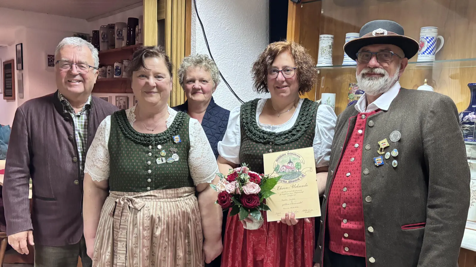 Von links nach rechts: Bürgermeister Toni Dutz, 1. Vorstand Sabine Brabec, 2. Vorstand Silke Wolfrum, Monika Lauton sowie Gerhard Brabec. Monika Lauton wurde für 40 Jahre Vereinszugehörigkeit geehrt, der ehemalige Vorstand Gerhard Brabec zum Ehrenmitglied ernannt. (Bild: Laura Fröhler )