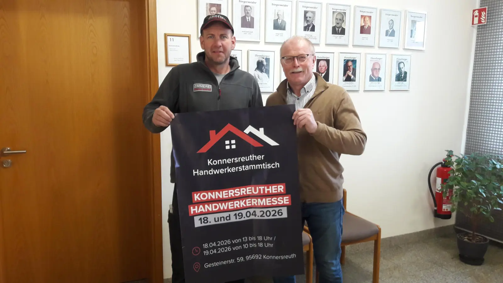 Messeleiter Markus Konrad lädt Bürgermeister Max Bindl zur Handwerkermesse ein und übergibt ihm ein Plakat für die Handwerkermesse am 18. und 19. April 2026. (Bild: Simona Schönauer)