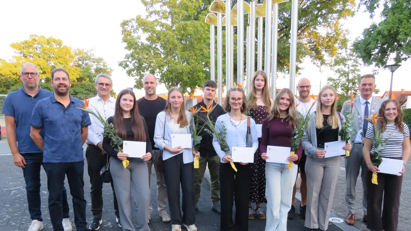 Bürgermeister Ernst Schicketanz (2.v.rechts) und die Vertreter des Gemeinderates gartulierten den Schulbesten zu ihren Leistungen. Gehrt wurden Abigail Probst(4.v.Links), Luna Winkler, Fröhlich Christopher, Miriam Stahl, Pauline Steiner, Mia Frank, Matthias Berlinger, Messer Magdalena und Lara Grünitz (von links) (Bild: Johann Adam)