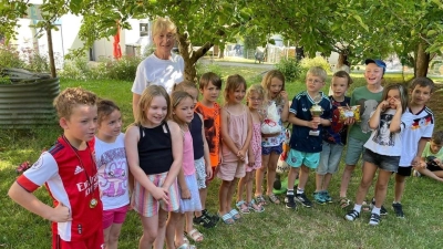 Sind es die Sieger der Zukunft? Die Siegerkinder der Grundschule mit Heidi Hiltel und dem Masskotchen für den Hahnenkammlauf (Bild: Heidi Hiltel)