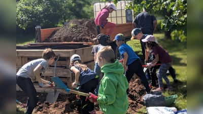 Kinder bei Pflanzaktion. (Bild: Alois Meindl)