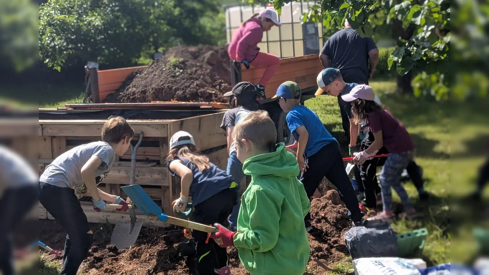 Kinder bei Pflanzaktion. (Bild: Alois Meindl)