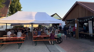 Ausreichend Schatten bot das Zelt beim Italienischen Abend der Siedlergemeinschaft Schwarzenfeld. (Bild: Stefan Schmidberger)