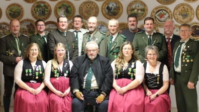 Vorne sitzend: Selina Gürtler, 1. Jugendleiterin,Ann-Kathrinn Paa 2. Sportleiterin, Hans Sieß, 1. Schriftführer, Vanessa Breit, 1. Sportleiterin, Barbara Söhnlein, 2.Kassier; dahinter v.lks.>: GauSM: Werner Wendl, Rüstmeister Andreas Müller, 2. SM: Roland Prügel, 1 Beirat: Stefan Nitzbon, 1 SM: Ernst Kölbel, 2. Beirat: Werner Söhnlein, 2.JL: Alexander Schötz, 1 Kassier. Christian Schötz, OSB-Präsident. Franz Brunner, Oldtimerbeauftragter: Georg Pilhofer. (Bild: Hans Siess)