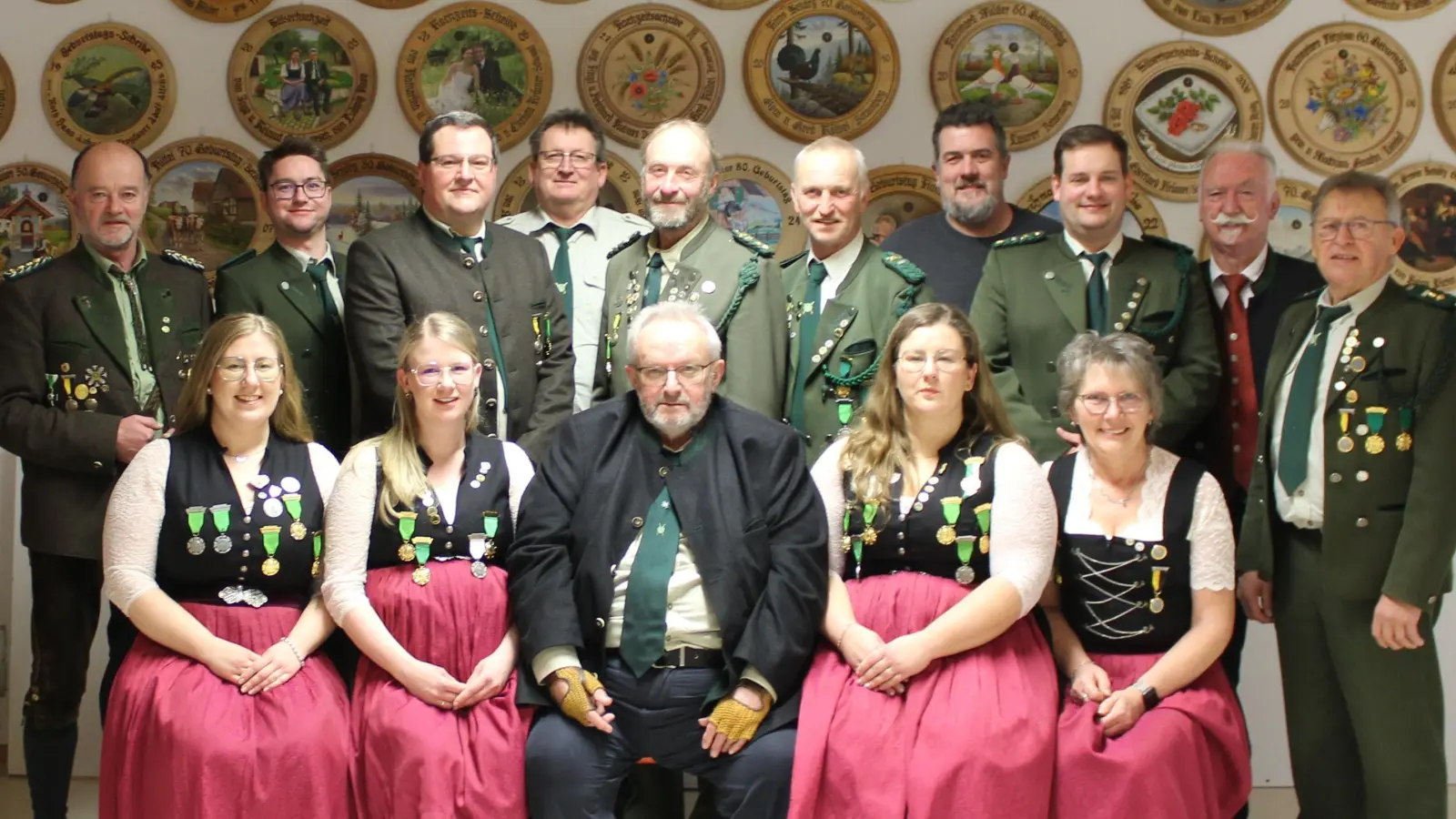 Vorne sitzend: Selina Gürtler, 1. Jugendleiterin,Ann-Kathrinn Paa 2. Sportleiterin, Hans Sieß, 1. Schriftführer, Vanessa Breit, 1. Sportleiterin, Barbara Söhnlein, 2.Kassier; dahinter v.lks.>: GauSM: Werner Wendl, Rüstmeister Andreas Müller, 2. SM: Roland Prügel, 1 Beirat: Stefan Nitzbon, 1 SM: Ernst Kölbel, 2. Beirat: Werner Söhnlein, 2.JL: Alexander Schötz, 1 Kassier. Christian Schötz, OSB-Präsident. Franz Brunner, Oldtimerbeauftragter: Georg Pilhofer. (Bild: Hans Siess)