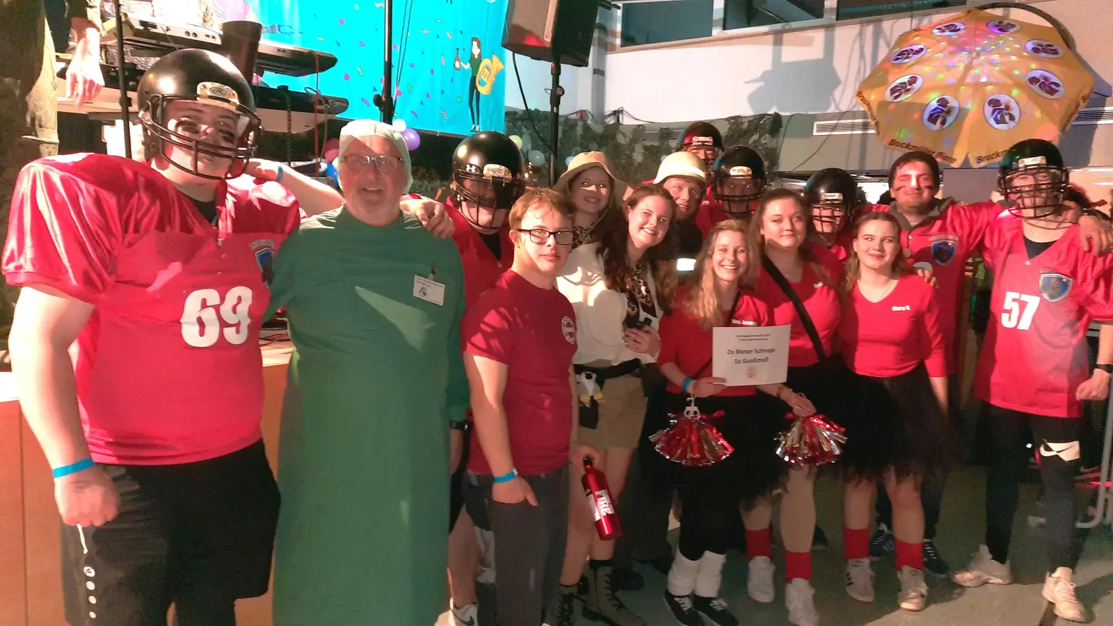 Bürgermeiser Anton Peter (2:v.links) mit den Gewinnern der Maskenprämierung. (Bild: Gerhard Doerfler)