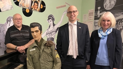 von links nach rechts: Willi Gottschalk, „Elvis”, US-Generalkonsul Dr. James Miller, Christine Buchfelder (Bild: Pete Camsky)