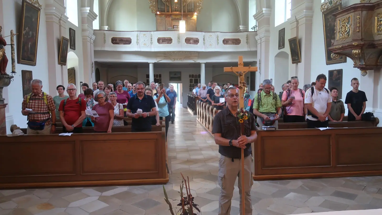 Zum 15. Male endete die Wallfahrt der Pfarreiengemeinschaft in der Frohnbergkirche, wo man die Gottesmutter mit einem Marienlied ehrte. Im Vordergrund Kreuzträger Josef Stauber.  (Bild: Rosi Hasenstab)