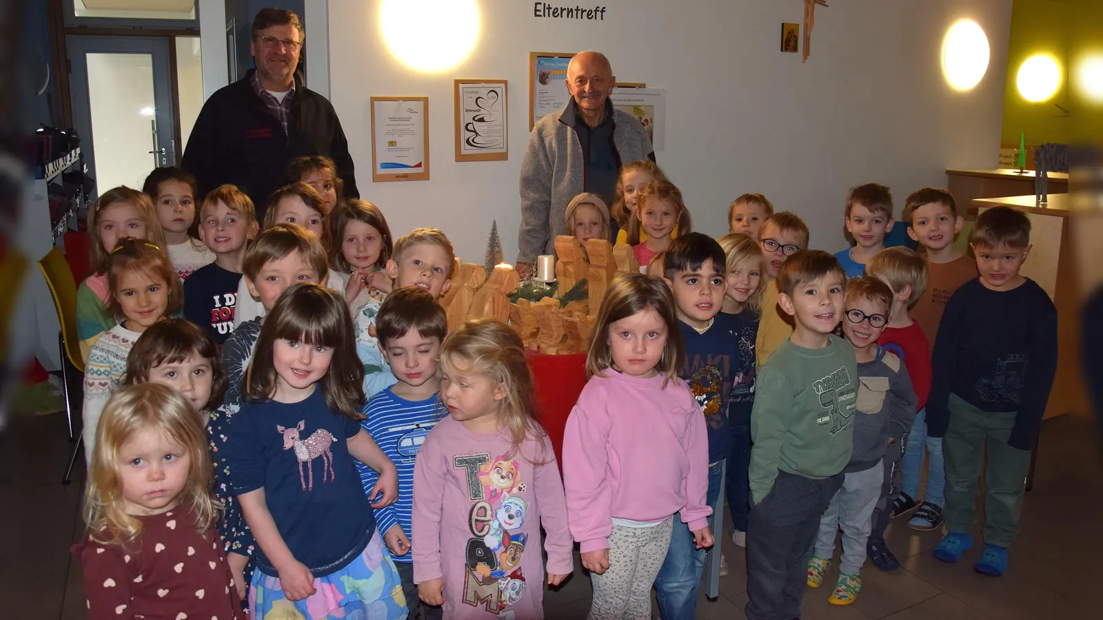 Die Hobby-Schnitzer Erwin Klotz (rechts) und Josef Pflaum senior (links) hatten auch in diesem Jahr eine Überraschung für die Kinder der Kindertagesstätte - dieses Jahr gab es drei Heilige Familien und viele Holzsterne. (Bild: Tanja Pflaum)