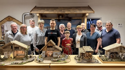 Kursteilnehmer und Helfer mit einer kleinen Auswahl der entstandenen Krippen. (Bild: Heidi Voigt)