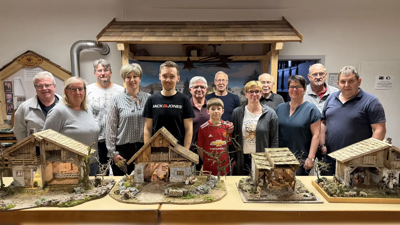 Kursteilnehmer und Helfer mit einer kleinen Auswahl der entstandenen Krippen. (Bild: Heidi Voigt)