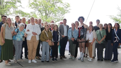 Erster Bürgermeister Nicolas Lahovnik (Bildmitte) begrüßt gemeinsam mit einigen Wunsiedler Stadträtinnen und Stadträte zahlreiche Wunsiedler Neubürger beim Theaterfest auf der Luisenburg. (Bild: Andrea Herdegen)