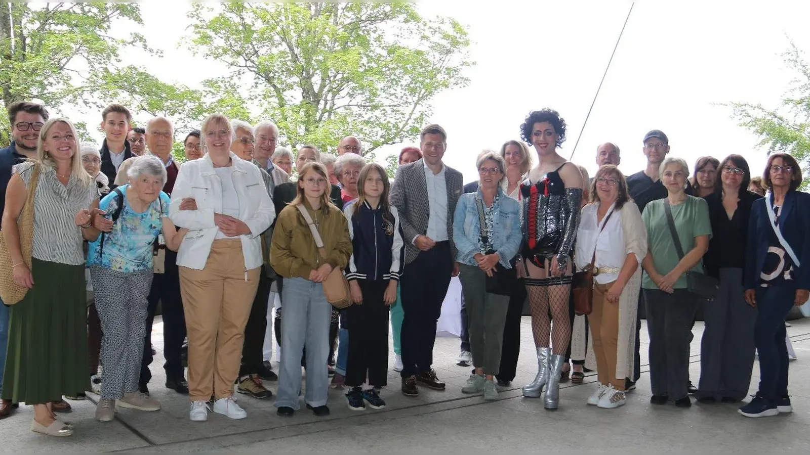 Erster Bürgermeister Nicolas Lahovnik (Bildmitte) begrüßt gemeinsam mit einigen Wunsiedler Stadträtinnen und Stadträte zahlreiche Wunsiedler Neubürger beim Theaterfest auf der Luisenburg. (Bild: Andrea Herdegen)