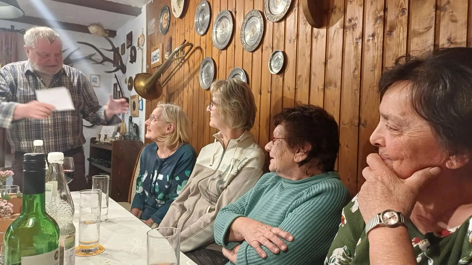 Von links: Hartmut Schendzielorz übergibt an Irmi Harrer die Geldspende für Kirchenschmuck. Mit dabei auf dem Bild sind die Mitglieder im Organisationsteam für die ehemaligen Schulen. Schule Seugast Sofie Hammer, geb. Lehner, Schule Großschönbrunn Lisa Dotzler, geb. Morell, Thansüß Frieda Grünbauer, geb. Lobenhofer. (Bild: Hartmut Schendzielorz)