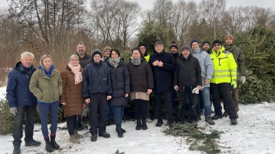 250 ausgediente Weihnachtsbooten wurden bei der JU-Christbaumaktion eingesammelt. Bürgermeister Edgar Knobloch lobte das Engagement der Helfer Zweite Bürgermeisterin Anita Heßler hatte die Aktion koordiniert.  (Bild: Gerald Morgenstern)