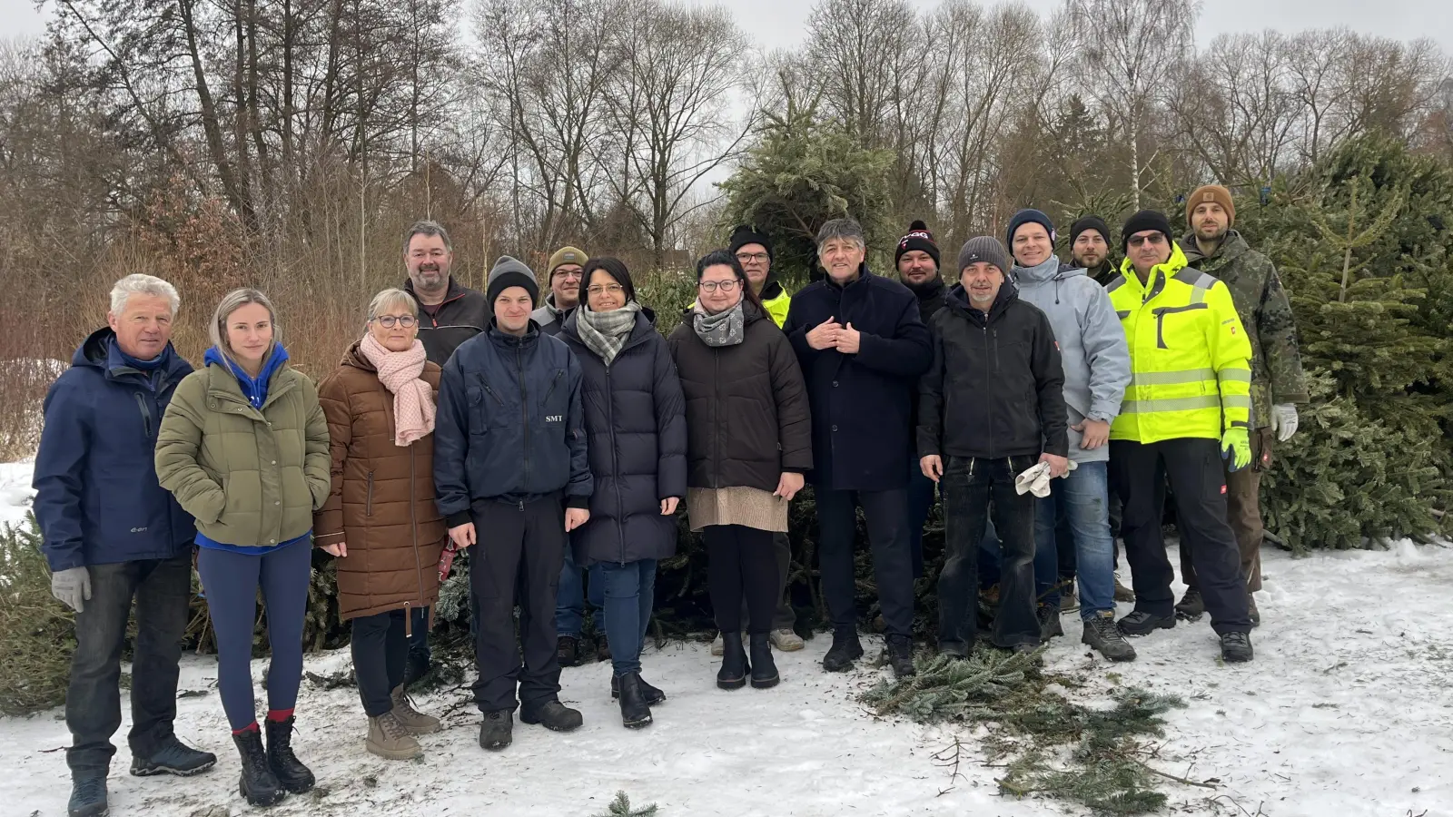 250 ausgediente Weihnachtsbooten wurden bei der JU-Christbaumaktion eingesammelt. Bürgermeister Edgar Knobloch lobte das Engagement der Helfer Zweite Bürgermeisterin Anita Heßler hatte die Aktion koordiniert.  (Bild: Gerald Morgenstern)