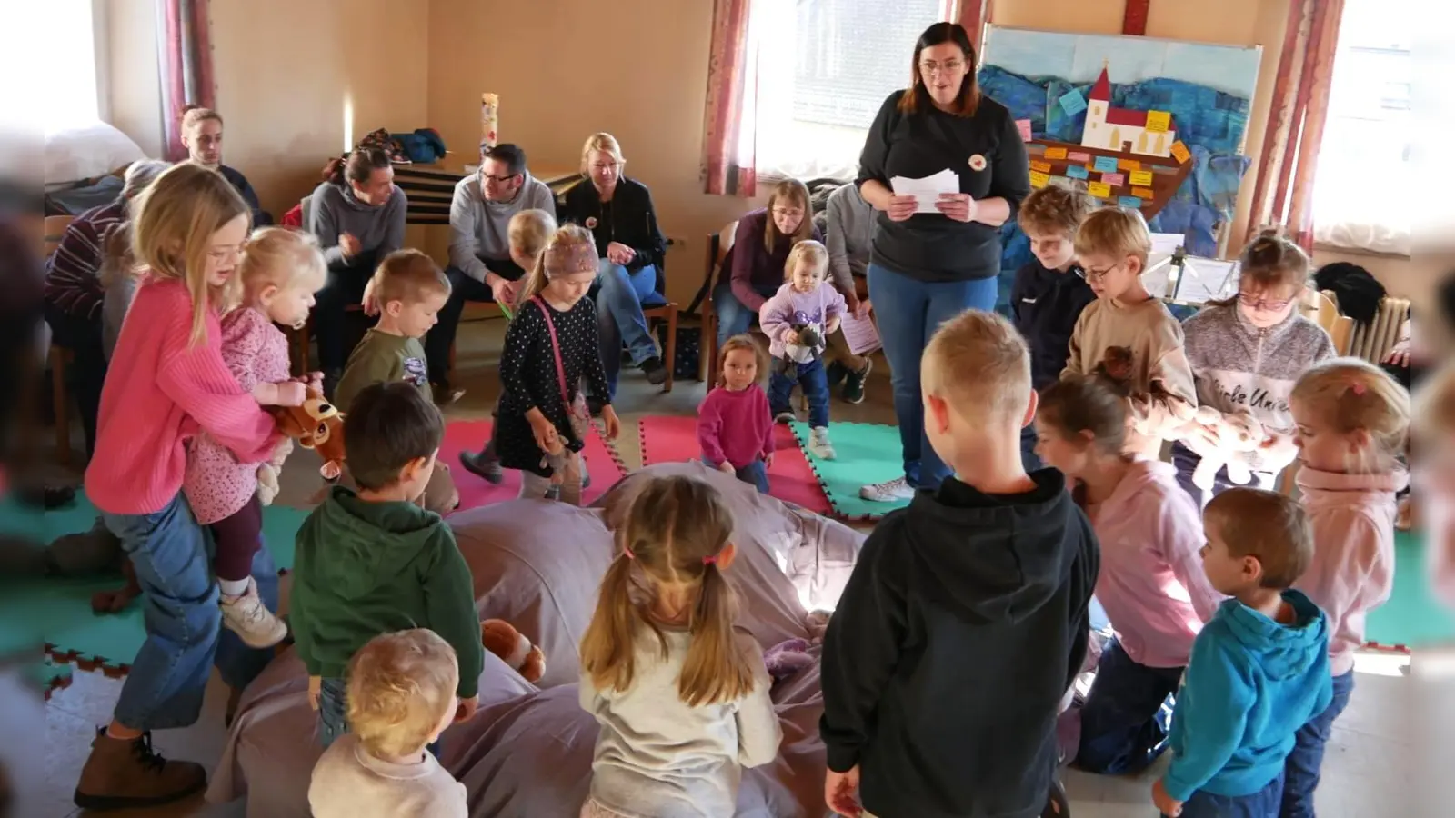 Die Kinder durften während der Erzählung beim Bau der Arche mithelfen und einen Platz für ihre mitgebrachten Kuscheltiere suchen.  (Bild: Ann-Kathrin Förderreuther)