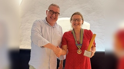 Amtskette und Staffelstab wechselten beim Rotary-Club Weiden Max-Reger von Wolfgang Bayer zu Hildegard Ziegler.  (Bild: Christoph Rolf)