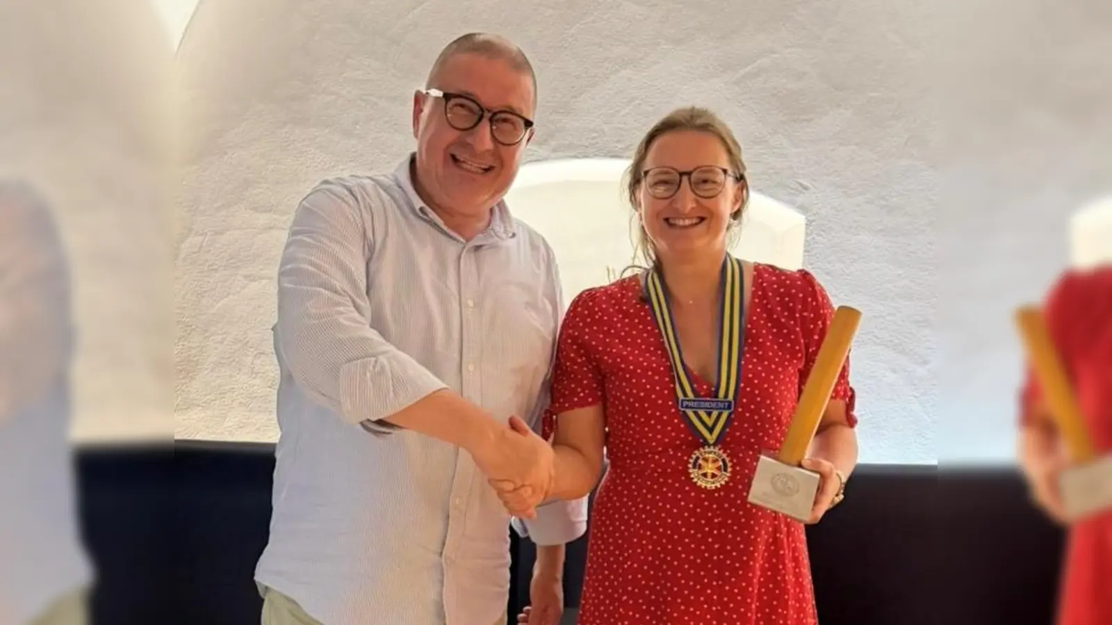 Amtskette und Staffelstab wechselten beim Rotary-Club Weiden Max-Reger von Wolfgang Bayer zu Hildegard Ziegler.  (Bild: Christoph Rolf)