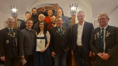 Verdiente Mitglieder wurden ausgezeichnet. Im Bild von links: Ehrenschützenmeister Günter Heidl, Kathrin Hellwig, Vorstand Dr. Sebastian Grabowski, Vorstand Johannes Bauer, Gauschützenmeister Heiner Frauenholz, Reinhard Lorenz, Franziska Kräckl, Norbert Kummert, Tobias Wanek, Vorstand Michael Schübel, Ehrenmitglied Richard Schwarz, Vorstand Tobias Heidl, Bürgermeister Hermann Falk und Sportleiter Reinhard Daller. (Bild: Renate Daller)