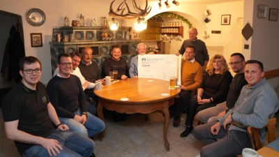 Förderverein - Vorsitzender Thomas Hofmann (Mitte) und sein Förderverein Kollege Peter Wittmann (Fünfter von links) übernehmen den symbolischen Scheck der JU Waldthurn in Höhe von 700 Euro. (Bild: Franz Völkl)