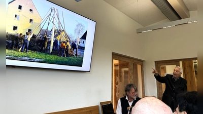 „Ja, manchmal kam es schon auch zu Raufereien mit Nachbardörfern im Umfeld des Maibaumaufstellens” Schmunzelnd erinnerte Karl Haberkorn an manche Episode aus den 50er- und 60er-Jahren. (Bild: Maximilian Köstler)