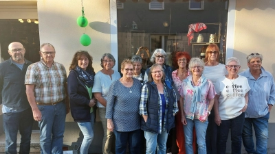 Ein seltenes Bild: Zum Jubiläum der Ist-noch-gut-Station in Rosenberg kam die Kernmannschaft der Ehrenamtlichen für ein gemeinsames Bild zusammen. Die Arbeitseinsätze werden sonst per Whatsapp organisiert.  (Bild: Martin Franitza)