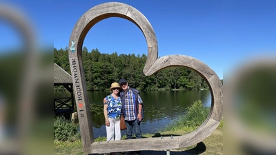 2 Reiseteilnehmer im Herz mit Blick zum Hammersee (Bild: Hans Müller)
