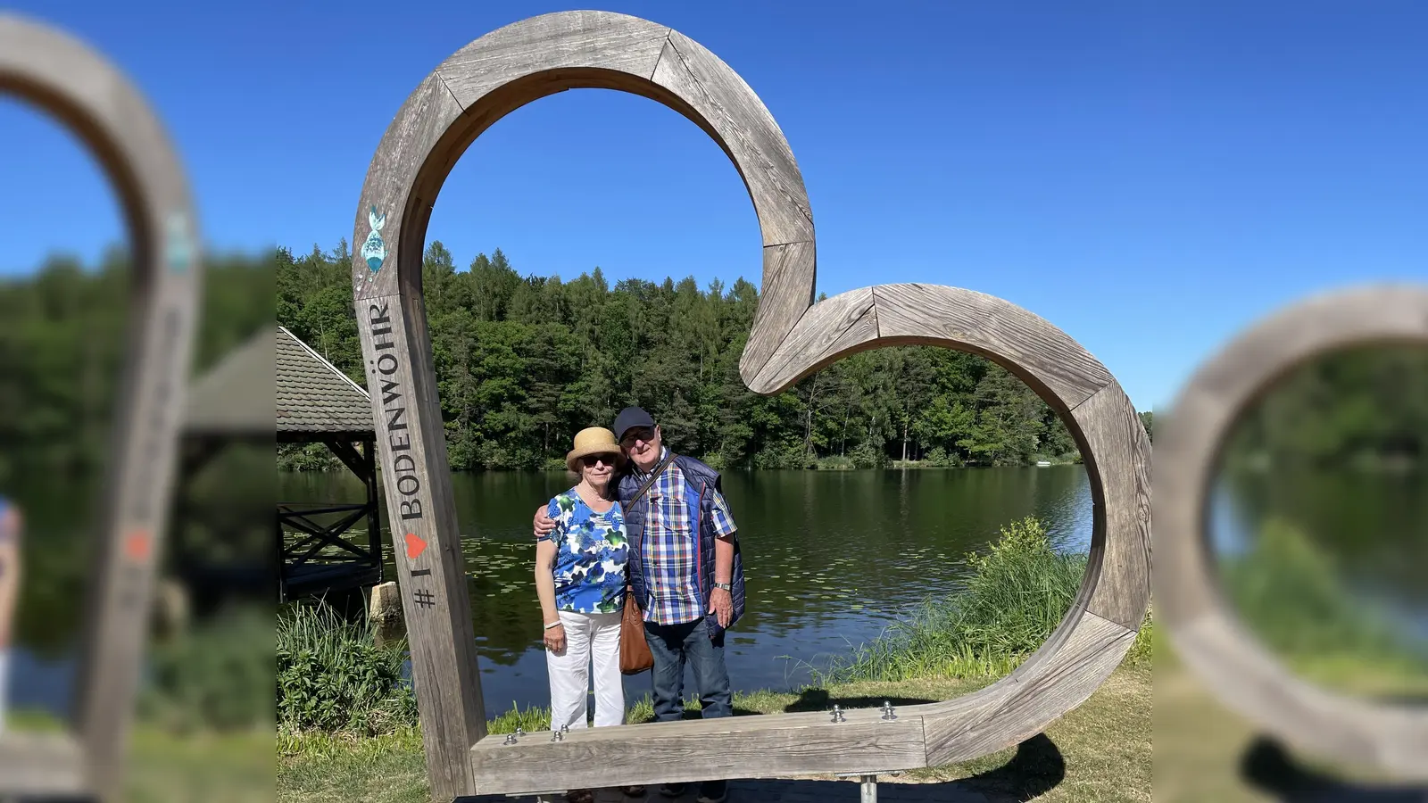 2 Reiseteilnehmer im Herz mit Blick zum Hammersee (Bild: Hans Müller)