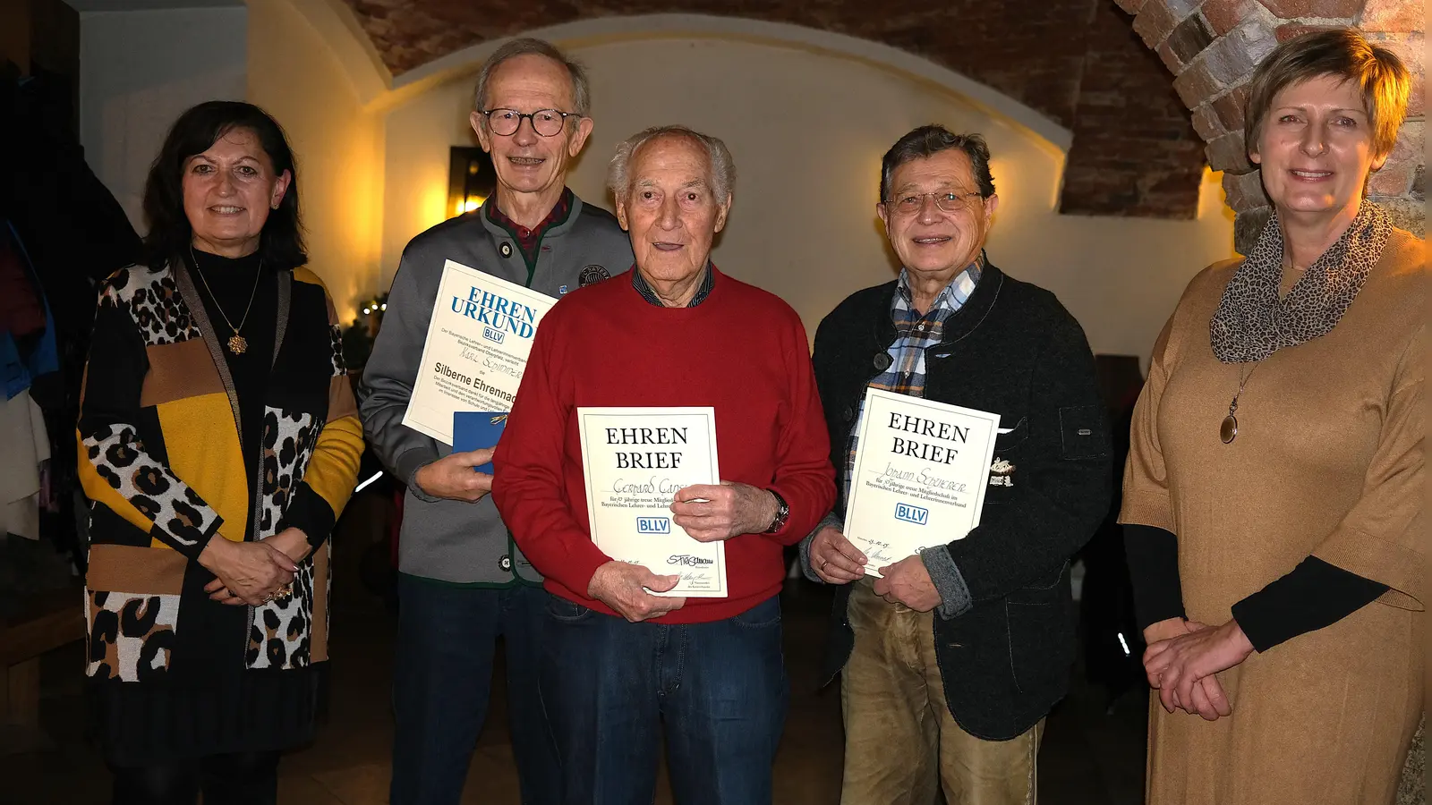 Die Kreisvorsitzenden Maria Karg-Pirzer (links) und Diana Neidhardt (rechts) ehrten Karl Schimmer, Gerhard Gansler und Hans Schuierer (von links) für ihre langjährige Zugehörigkeit zum Bayerischen Lehrer- und Lehrerinnenverband.  (Bild: Rudolf Hirsch)