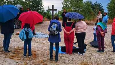 Am Gipfelkreuz des Monte Kaolino fand am Samstag Abend um 20.30 Uhr eine Sun-down Andacht mit Pfarrer Fischer statt. (Bild: Heidi Kurz)