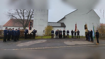 Ehrengäste und Fahnenabordnungen beim Gedenken der Siedlergemeinschaft „Am Wagrain” e.V. an verstorbene und gefallene Siedler (Bild: Heinz Meinl)