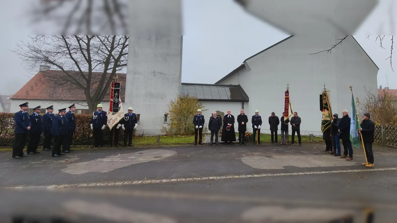 Ehrengäste und Fahnenabordnungen beim Gedenken der Siedlergemeinschaft „Am Wagrain” e.V. an verstorbene und gefallene Siedler (Bild: Heinz Meinl)