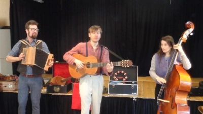 Das Musikteam um Bezirksheimatpfleger Florian Schwemin. (Bild: Stefanie Hetz)