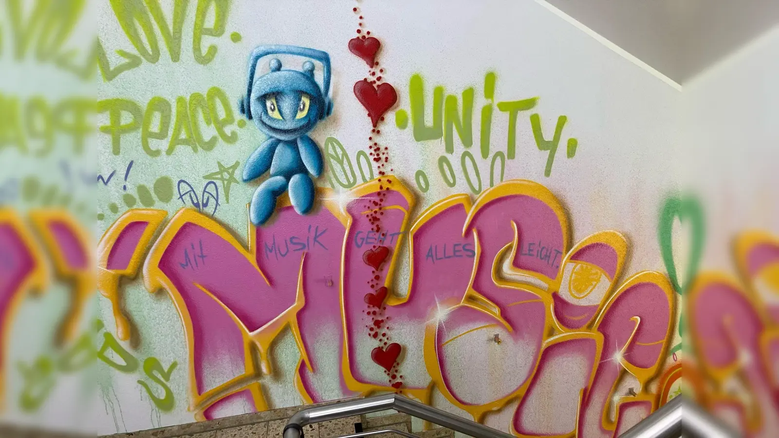 Ein neues Graffiti von Michael Schobert schmückt den Treppenaufgang in der Mittelschule Altenstadt.  (Bild: Jonas Dittrich)