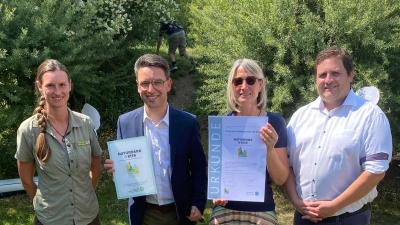 Naturpark-Rangerin Anna Spiller, stellvertretender Landrat Peter Wein, Kita-Leitung Daniela Kielhorn, Bürgermeister Florian Reger-von links. (Bild: Theresa Birner)