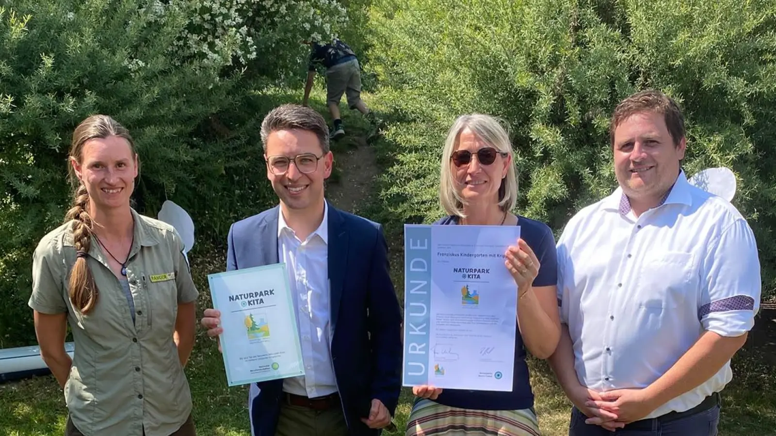 Naturpark-Rangerin Anna Spiller, stellvertretender Landrat Peter Wein, Kita-Leitung Daniela Kielhorn, Bürgermeister Florian Reger-von links. (Bild: Theresa Birner)
