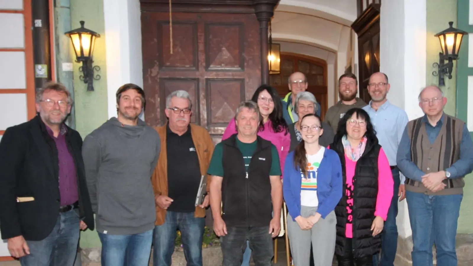 Der neue Leitungskreis der Kemnather „Heimatkundler”. Vorn Dritte und Vierter von rechts: die neuen Co-Vorsitzenden Katrin Pasieka-Zapf und Roland Rabenstein (nicht auf dem Bild: Richard Brunner). Links Vizebürgermeister Hermann Schraml. (Bild: Bernhard Piegsa)