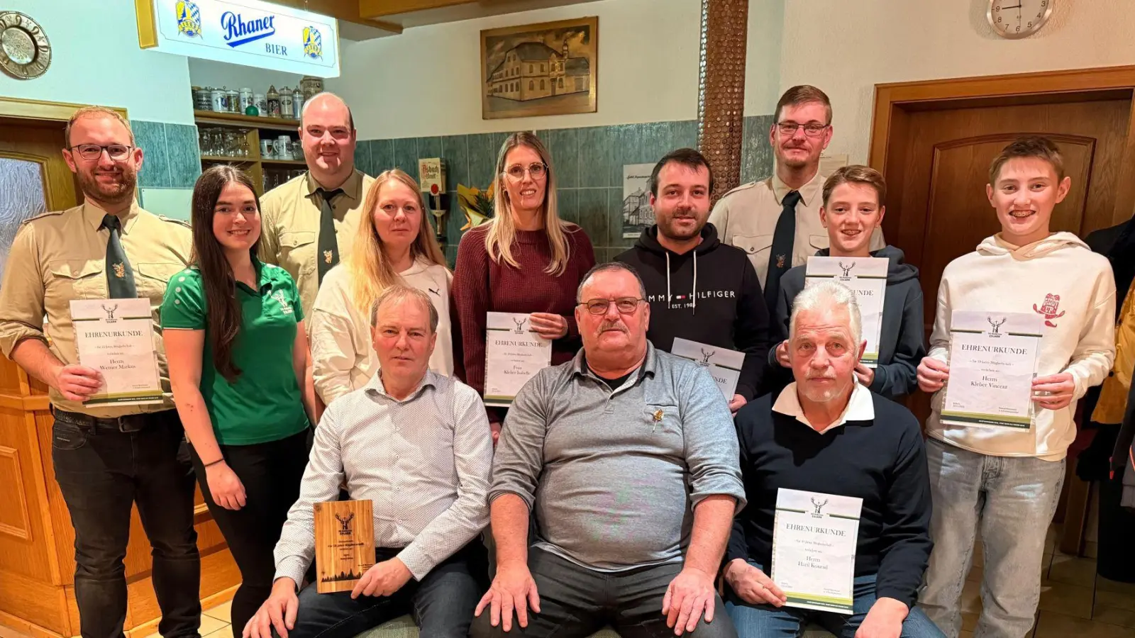 Im Namen der SG Hubertus dankte Schützenmeister Daniel Biermeier (hinten 3.v.r.) und Ehrenschützenmeister Hans Werner (vorne Mitte) allen langjährigen Mitglieder für die Treue, insbesondere Konrad Härtl (vorne re.) für 40 Mitgliederjahre und Georg Bauer (vorne li) für außergewöhnliche 50 Jahre.  (Bild: Carolin Karl)