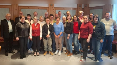 Neu gewählte Vorstandschaft des Musikverein Freudenberg mit 2. Vorsitzenden Michaela Leitl (vordere Reihe, 2. v. l.), Dirigentin Helena Goldbach (vordere Reihe, 2. v. r.) und Kreisvorsitzenden Werner Stein (hinten, 2. v. l) (Bild: Michaela Leitl)