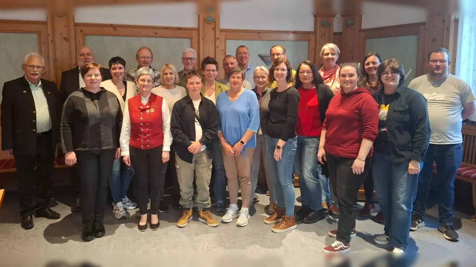 Neu gewählte Vorstandschaft des Musikverein Freudenberg mit 2. Vorsitzenden Michaela Leitl (vordere Reihe, 2. v. l.), Dirigentin Helena Goldbach (vordere Reihe, 2. v. r.) und Kreisvorsitzenden Werner Stein (hinten, 2. v. l) (Bild: Michaela Leitl)