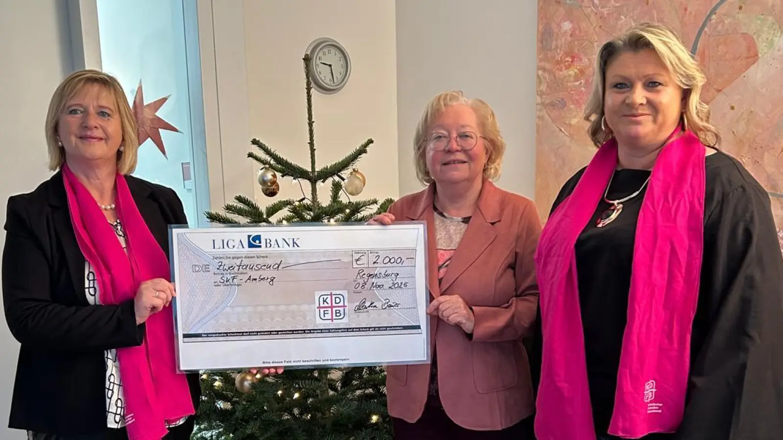 Spendenübergabe von Martha Bauer (Vorsitzende KDFB DV Regensburg) und Kerstin Aufschneider (stellv. Vorsitzende KDFB DV Regensburg) an Marianne Gutwein (Vorsitzende SkF Amberg)  (Bild: Kerstin Aufschneider)