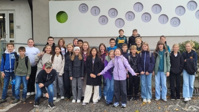 Die Schülerinnen und Schüler der 6. Jahrgangsstufe am JAS-Gymnasium Nabburg zeigten sich bei ihren Besuch sehr interessiert und viele von ihnen waren überrascht von der Vielfalt und den Möglichkeiten, welche die moderne Stadtbibliothek in Schwandorf bietet.  (Bild: Andreas Fröhlich)
