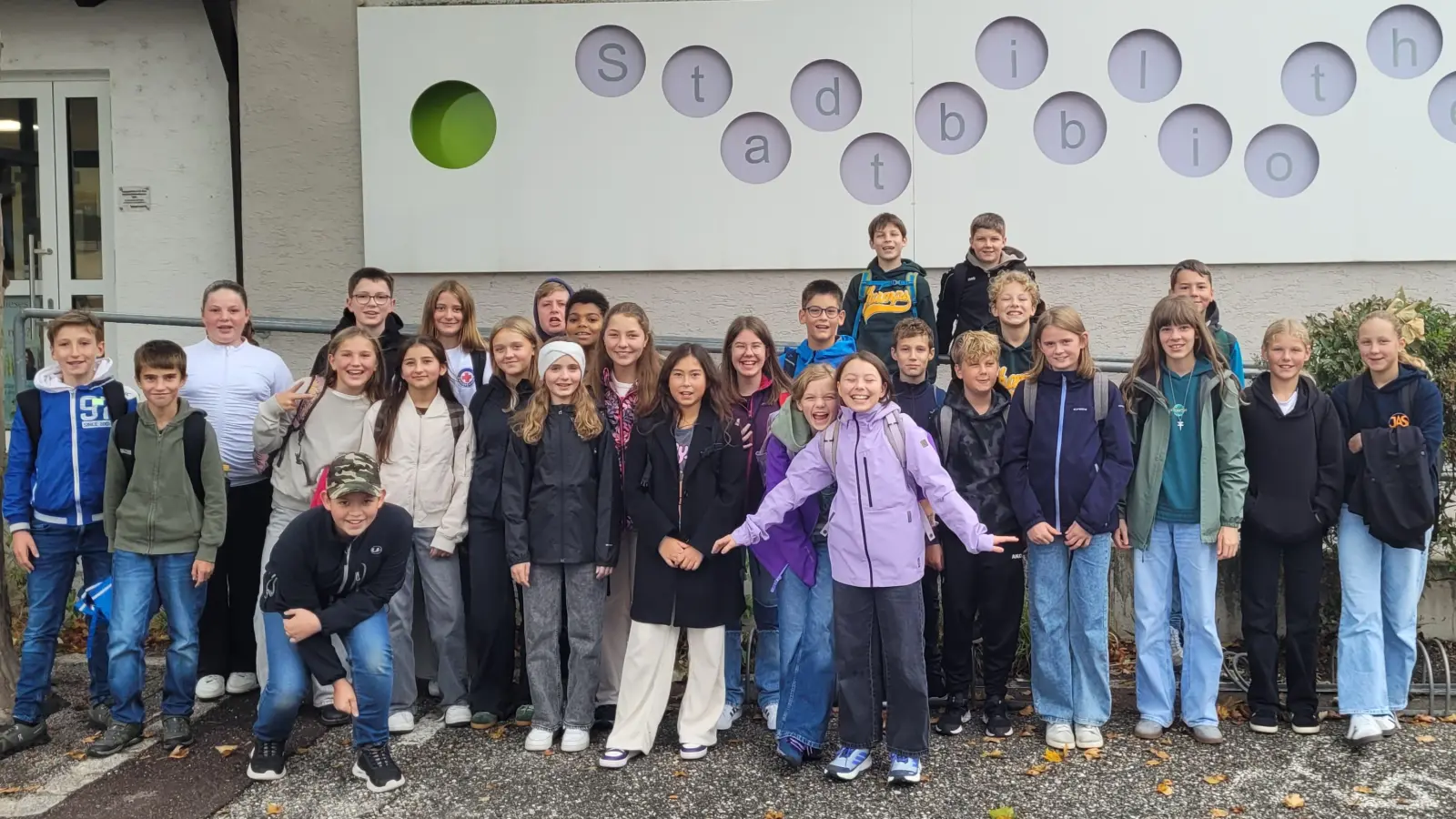 Die Schülerinnen und Schüler der 6. Jahrgangsstufe am JAS-Gymnasium Nabburg zeigten sich bei ihren Besuch sehr interessiert und viele von ihnen waren überrascht von der Vielfalt und den Möglichkeiten, welche die moderne Stadtbibliothek in Schwandorf bietet.  (Bild: Andreas Fröhlich)