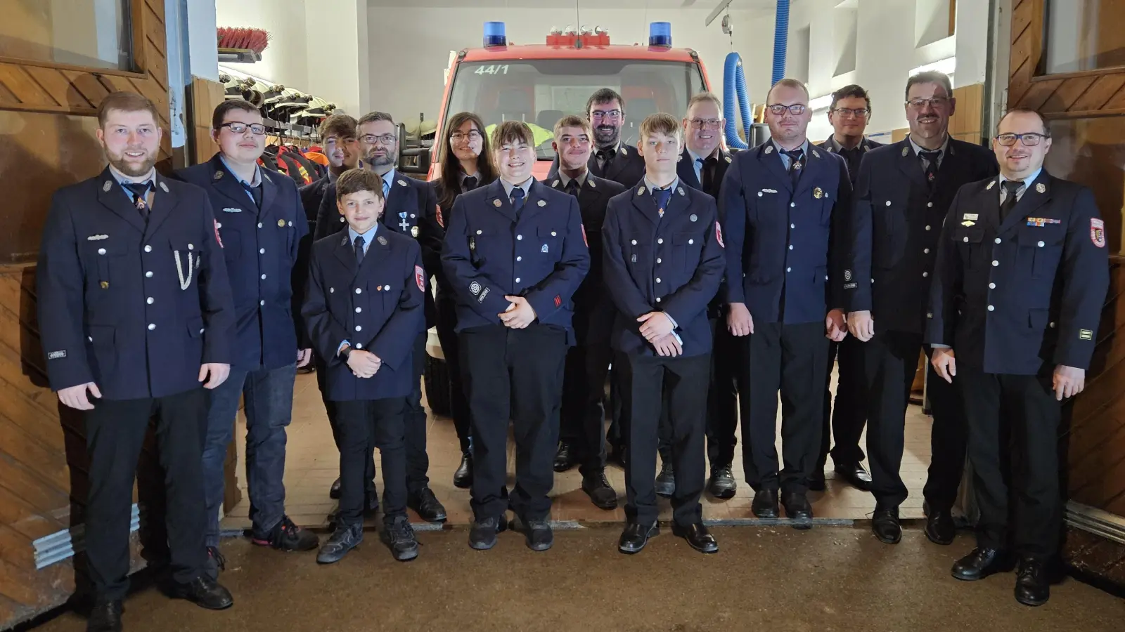 Führung der FFW Lenau mit Geehrten. (Bild: Georg Redl)