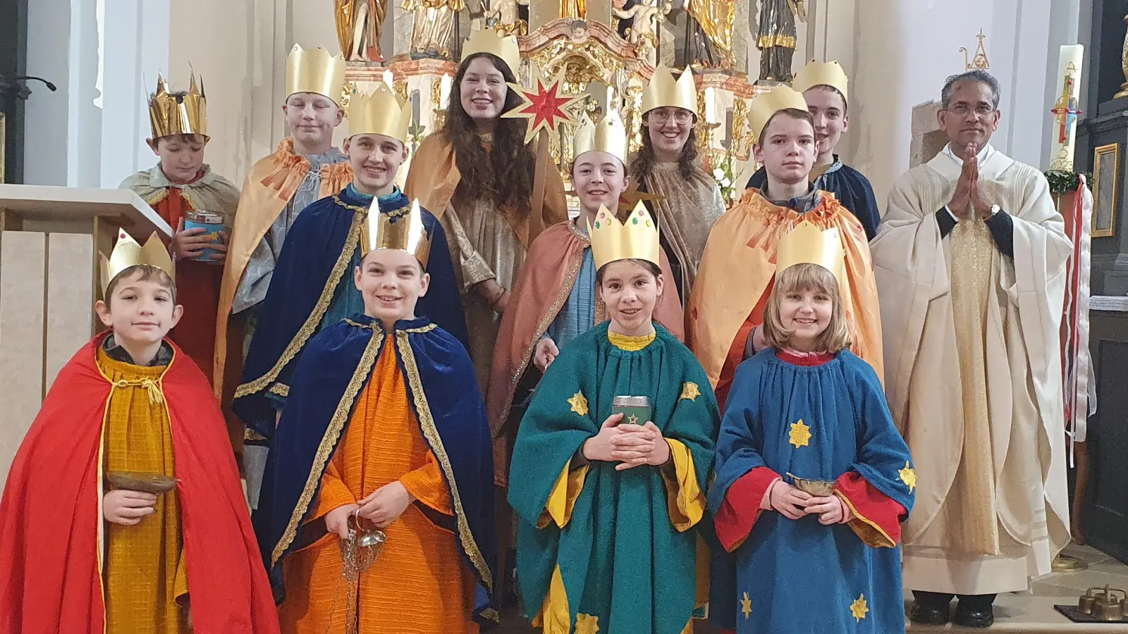 Die Sternsinger besuchen in Kirchendemenreuth die Häuser.  (Bild: ils)