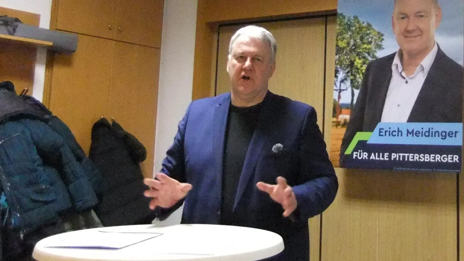 Landrat Richard Reisinger bei seinem Dank an die Bürgerinnen und Bürger für die vergangen sechs Jahre im Pittersberger Schützenheim. Er pladierte dafür, miteinander und mit Fleiß den Wirtschaftsmotor Deutschland wieder auf Touren zu bringen.  (Bild: Michael Götz)