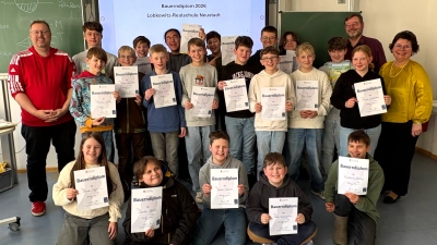 Die Schülerinnen und Schülerinnen des Wahlfachs Schach freuen sich über das bestandene Bauerndiplom. (Bild: Ramon Gomez-Islinger)