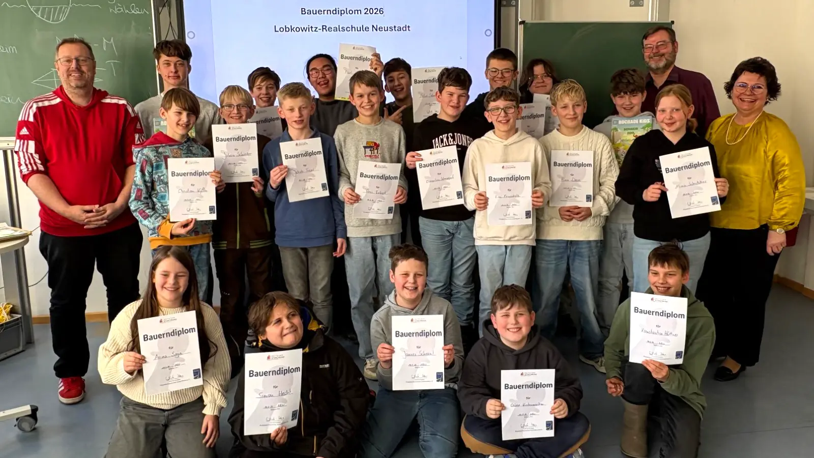 Die Schülerinnen und Schülerinnen des Wahlfachs Schach freuen sich über das bestandene Bauerndiplom. (Bild: Ramon Gomez-Islinger)